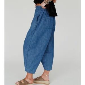 Barrel leg pant. Size L. Light summer weight fabric. Lots of stretch in waist.